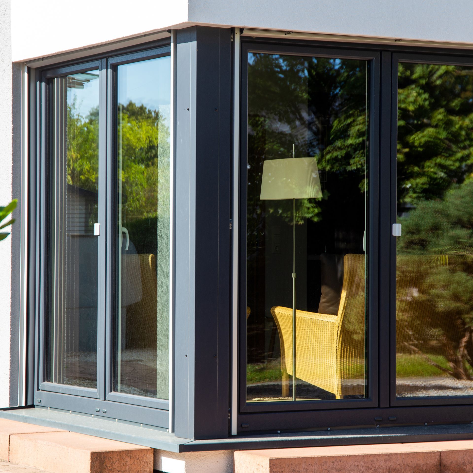 Porte-fenêtre au coin d'un bâtiment.