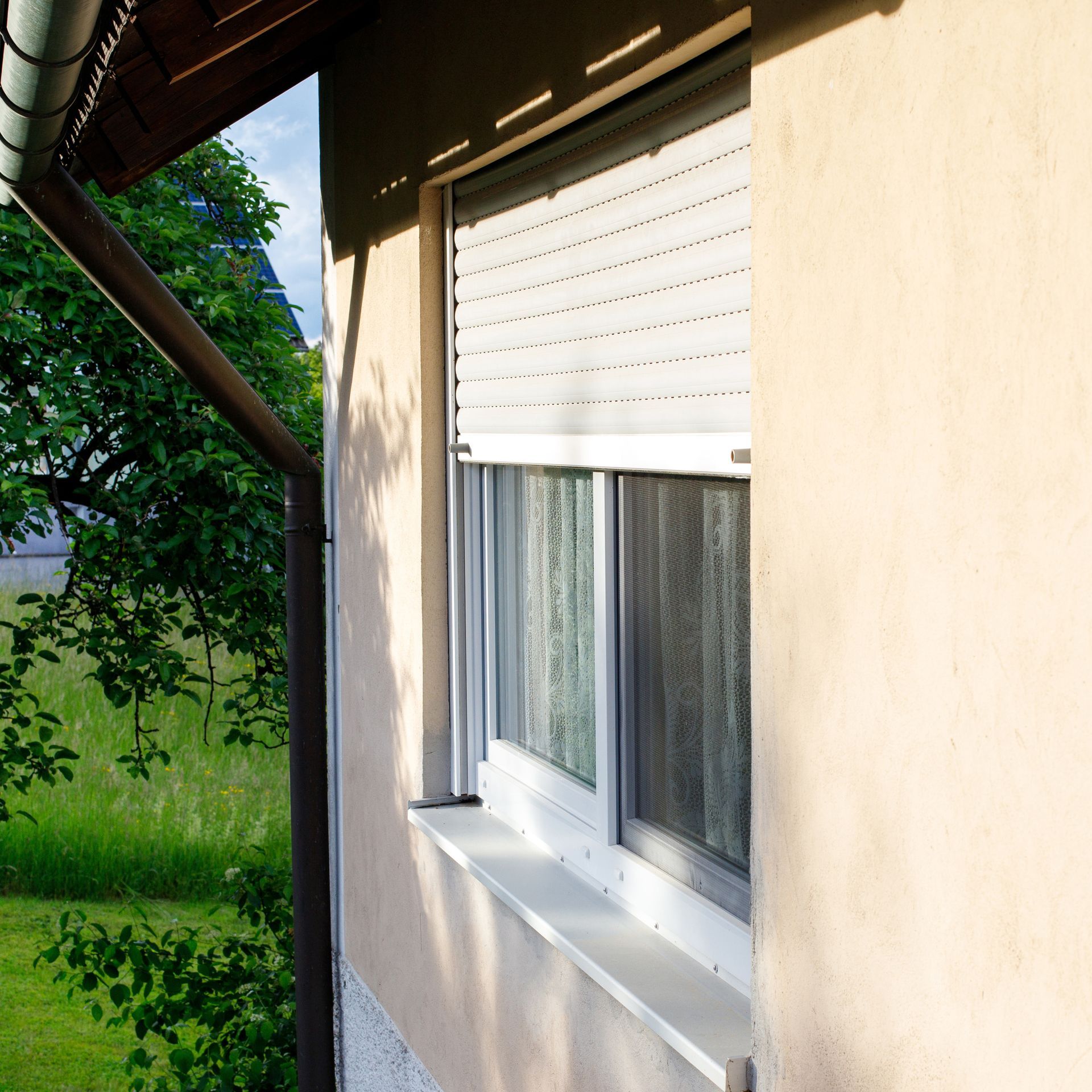 Volets roulants à demi-fermés