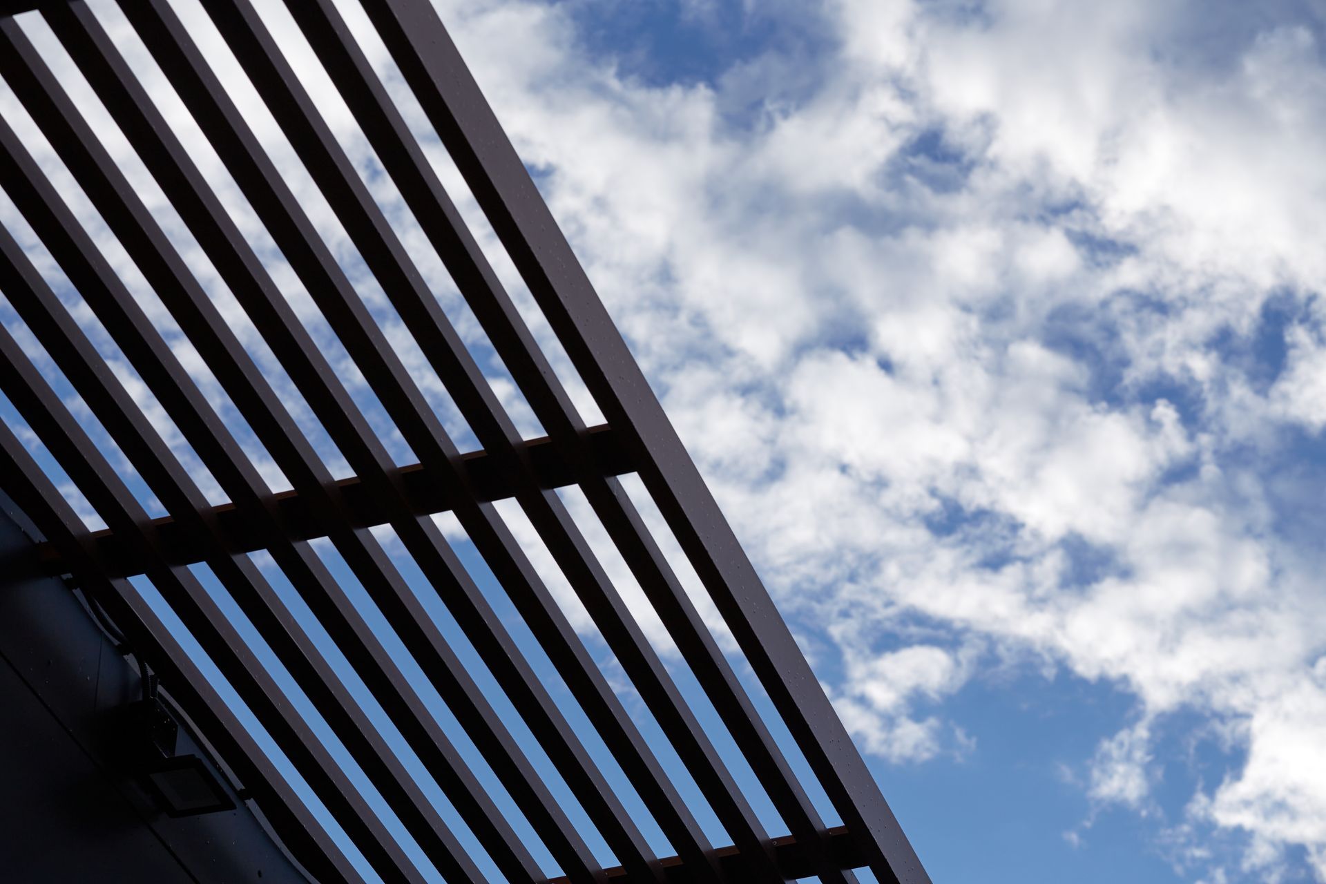Brise-soleil et ciel avec des nuages
