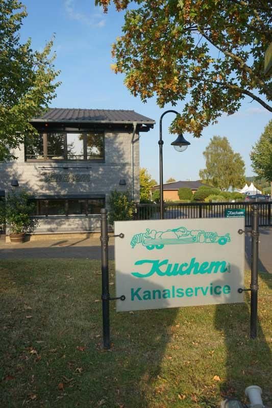 Ein Schild vor einem Gebäude mit der Aufschrift „Kuchem Kanalservice“