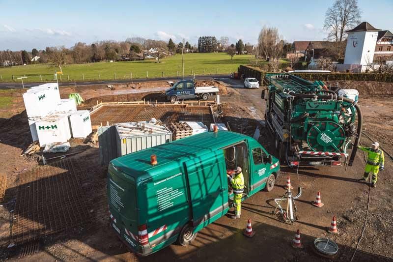 Eine Gruppe Bauarbeiter arbeitet auf einer Baustelle.