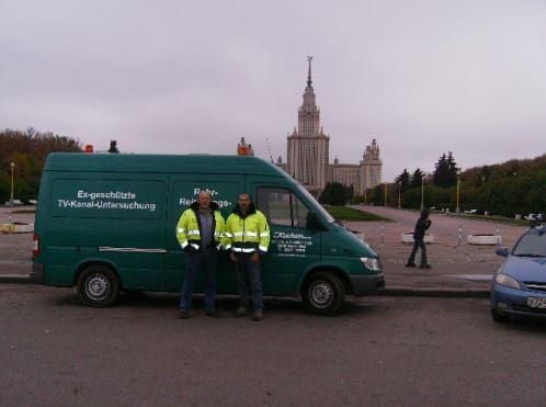 Zwei Männer stehen vor einem grünen Lieferwagen mit der Aufschrift „Volkswagen“