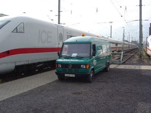 Ein grüner Lieferwagen steht vor einem Eiszug