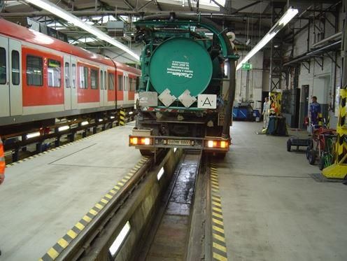 Ein grüner LKW mit dem Buchstaben A auf der Rückseite