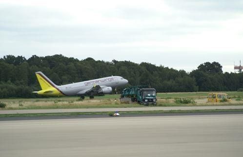 Ein Flugzeug hebt von der Start- und Landebahn eines Flughafens ab.