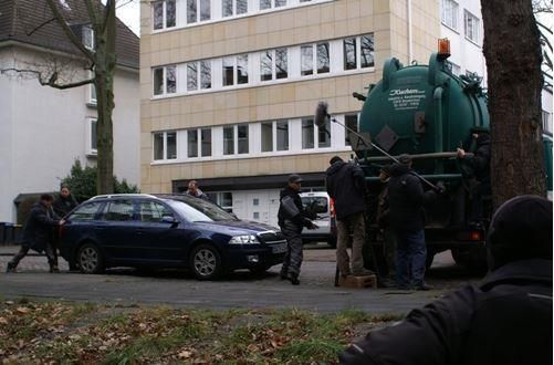 Eine Gruppe von Menschen steht vor einem Gebäude