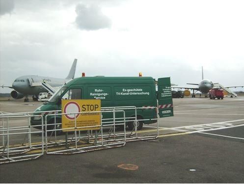 Ein grüner Lieferwagen mit dem Wort „Stop“ darauf