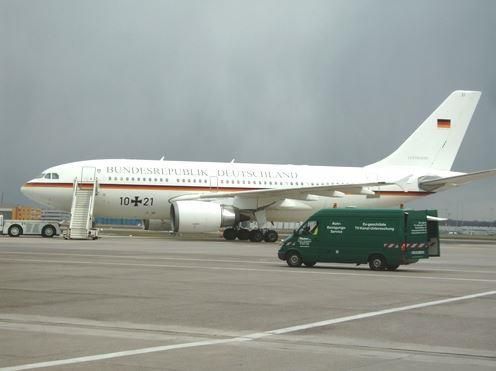 Ein Flugzeug mit der Nummer 10 + 21 auf der Seite