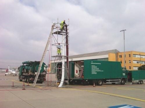 Ein grüner LKW mit dem Wort Jet darauf
