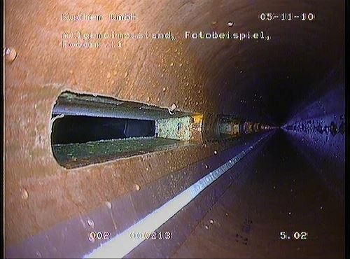 Ein Video von einem Abfluss mit einem Loch darin