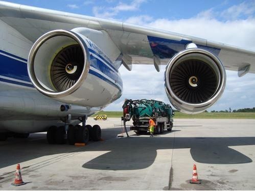 Ein Flugzeug wird von einem grünen LKW betankt