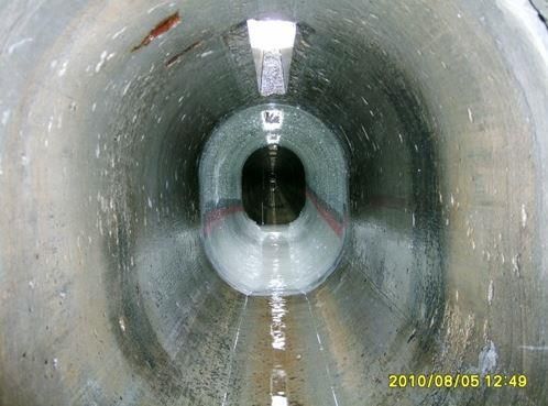 Eine Nahaufnahme eines Metallrohrs mit einem Loch in der Mitte