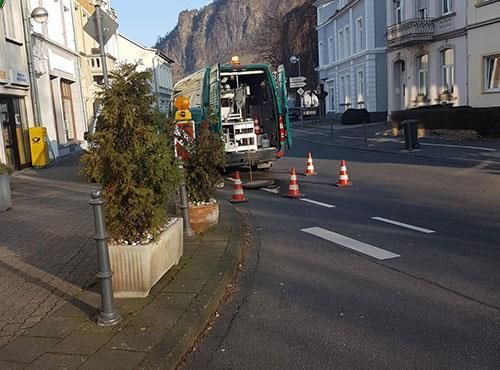 Ein grüner LKW steht am Straßenrand