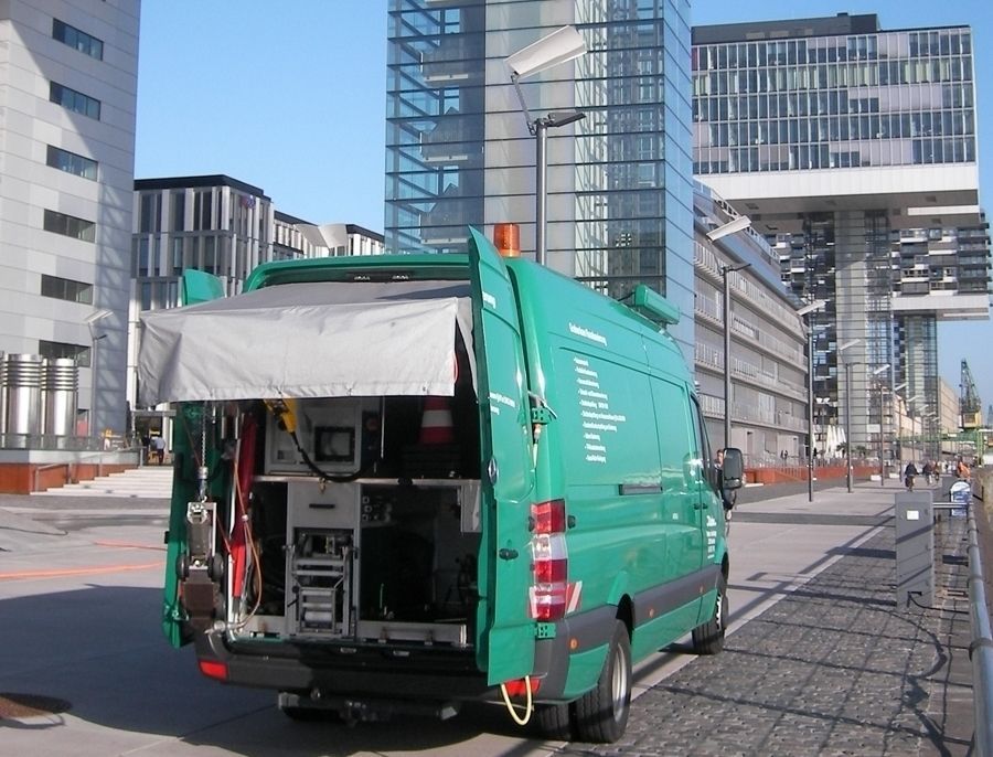 Ein grüner Lieferwagen steht am Straßenrand