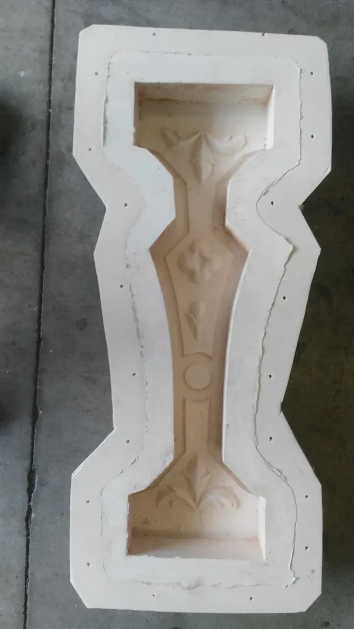 Molde blanco con diseño ornamental similar a un jarrón. Forma rectangular con interior texturizado.