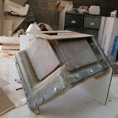 Estructura de fibra de vidrio con placas de metal atornilladas y acolchado