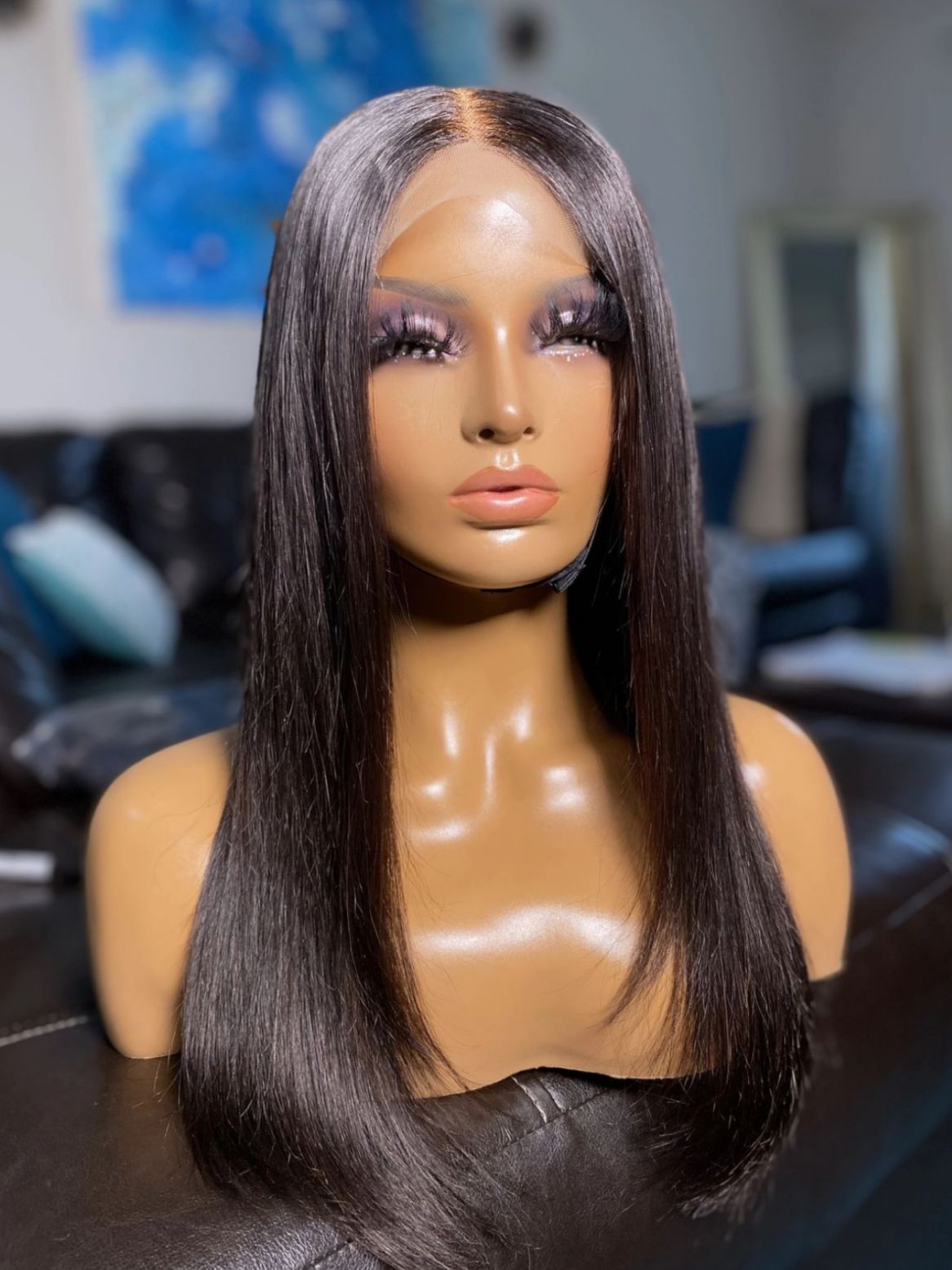 Mujer con trenzas rojas, vistiendo un top rosa, sonriendo con sus manos tocando su cabello.