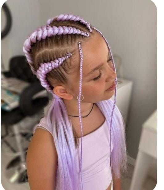 Chica con trenzas color lavanda; trenzas en la cabeza y largas trenzas colgantes. Ajuste suave.