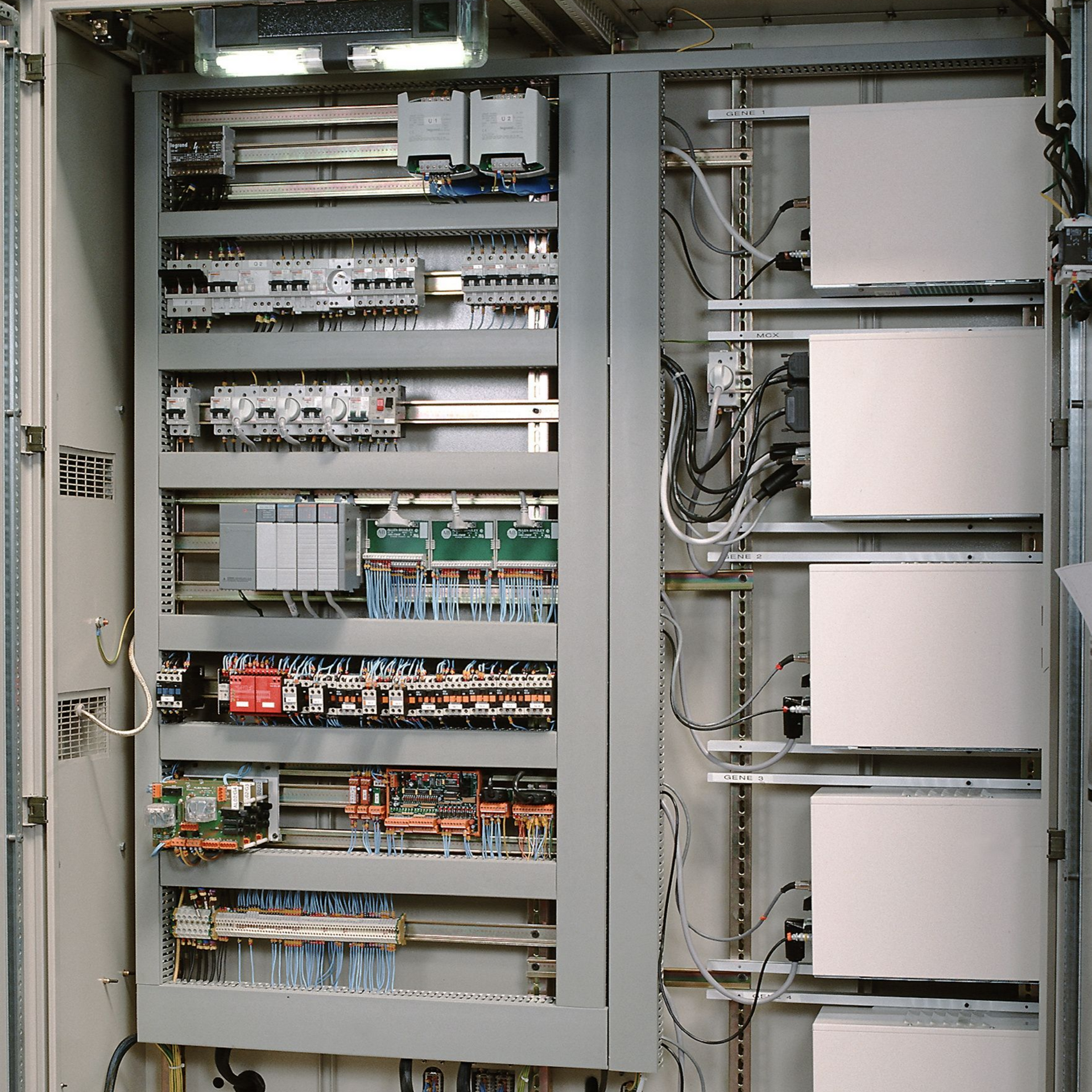 Ouvrir l'armoire électrique contenant le câblage, les cartes de circuits imprimés et les modules d'équipement.