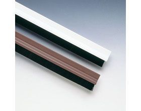 Dos deshollinadores están sentados uno al lado del otro en una mesa.