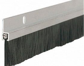 Un primer plano de un cepillo de puerta sobre un fondo blanco.