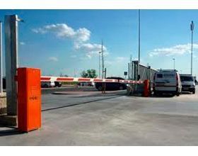 Una barrera bloquea la entrada a un estacionamiento.