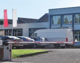 Una camioneta blanca está estacionada frente a un edificio.