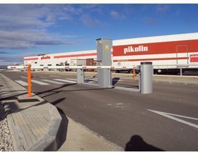 Un gran edificio con la palabra pikolin en él.