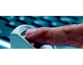 Una persona está presionando un botón en un teclado con su dedo.