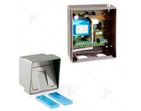 Una imagen de una caja con un control remoto dentro de ella.