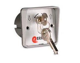 Un primer plano de un interruptor de llave con dos llaves en él.