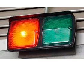 Una luz roja y verde cuelga de una pared.