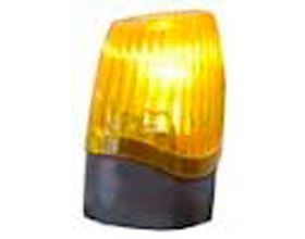 Un primer plano de una luz amarilla sobre un fondo blanco.