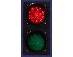 Un semáforo con luces rojas y verdes sobre un fondo azul.