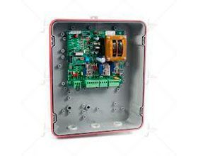 Una caja con una placa base dentro de ella sobre un fondo blanco.