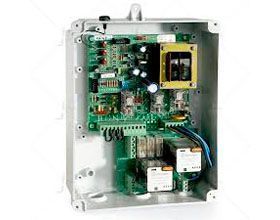 Una caja con muchos componentes electrónicos dentro de ella.