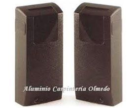 Dos cajas negras están una al lado de la otra sobre una superficie blanca.