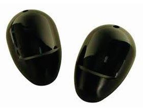 Un par de objetos de plástico negro sobre un fondo blanco.