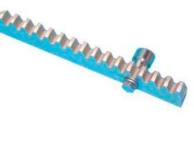 Un primer plano de un engranaje de metal azul sobre un fondo blanco.