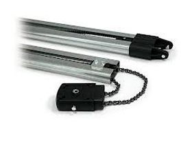 Una imagen de un abridor de puerta de garaje con una cadena adjunta.