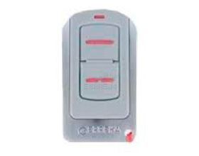 Un primer plano de un control remoto sobre un fondo blanco.