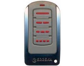 Un primer plano de un control remoto con botones rojos sobre un fondo blanco.