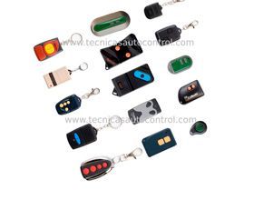 Hay muchos tipos diferentes de controles remotos sobre un fondo blanco.