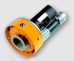 Un primer plano de un motor amarillo y negro sobre una superficie blanca.