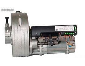 Un primer plano de un motor sobre un fondo blanco.