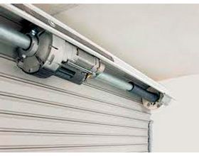 Un primer plano de un motor en una puerta de garaje.