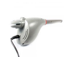 Un primer plano de una aspiradora con un cable conectado a ella sobre un fondo blanco.