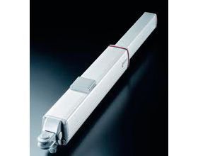 Un abridor de puerta blanco está sobre una superficie negra.