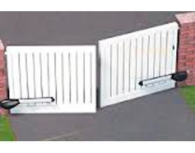 Un par de puertas batientes blancas junto a una pared de ladrillos.