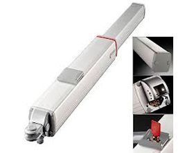 Un primer plano de un abridor de puerta sobre un fondo blanco.